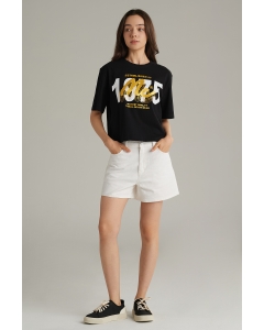 เสื้อยืดผู้หญิง ทรงครอปโอเวอร์ไซส์ คอกลม สีดำ